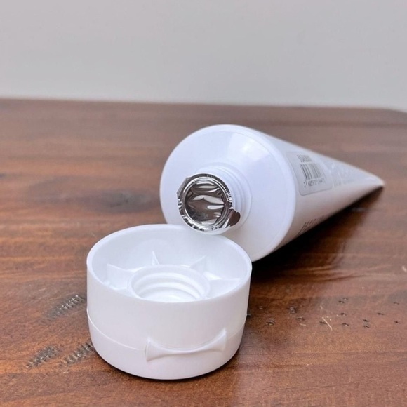 Kiehl’s • Ultra Facial Cleanser - Picture 3 of 4